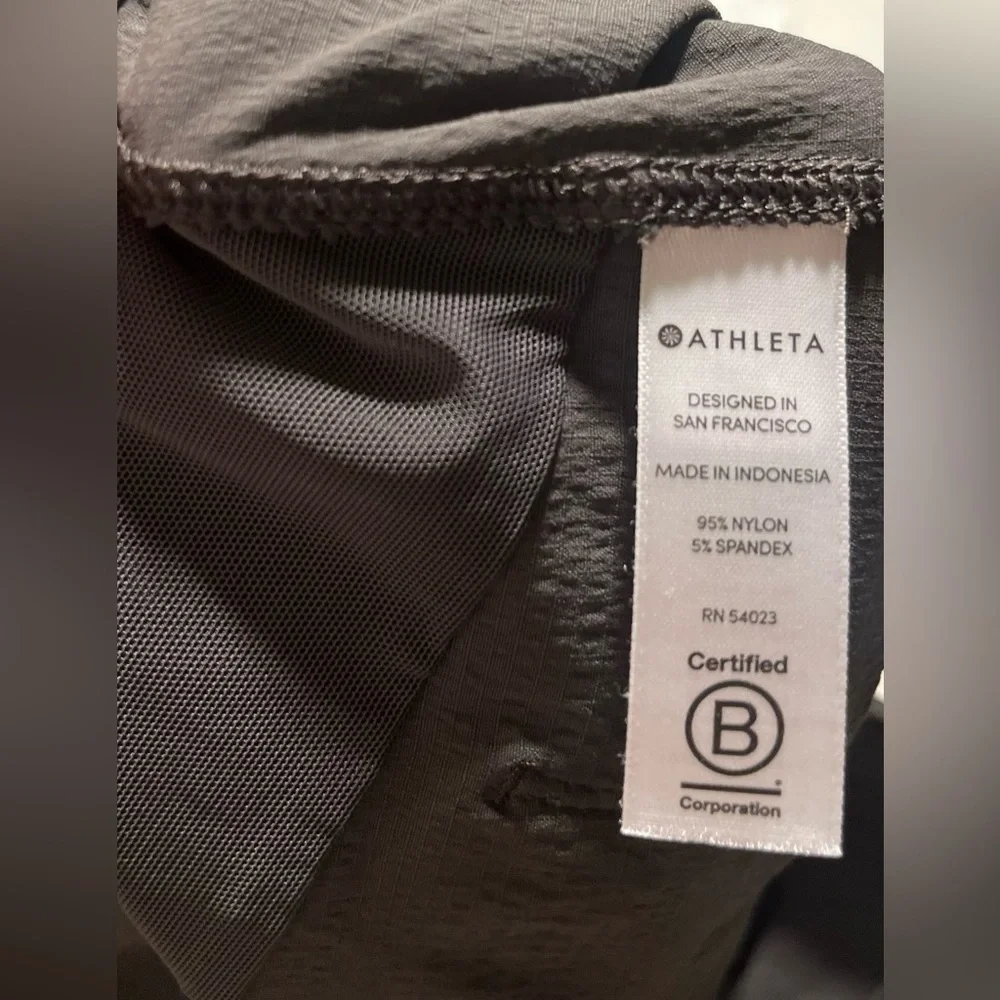 GW 2025 Athleta Sz 4 Women’s Lightweight Shorts w/front & back pockets - Picture 9 of 12